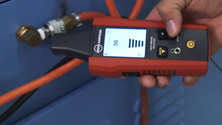 Ultrasonic detector isolating a high-frequency fitting leak inside a Tyler TX wall